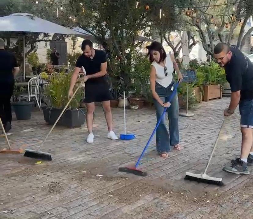 مبادرة تنظيف ساحة العين تصوير هيثم ملحم