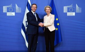 رئيسة المفوضية الأوروبية أورسولا فون دير لاين مع الرئيس الإسرائيلي إسحق هرتسوغ، الصورة: ويكيميديا