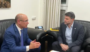 وزير المالية بتسلئيل سموتريتش (يمينًا) ومحافظ بنك إسرائيل أمير يارون تصوير: الناطق بلسان وزارة المالية