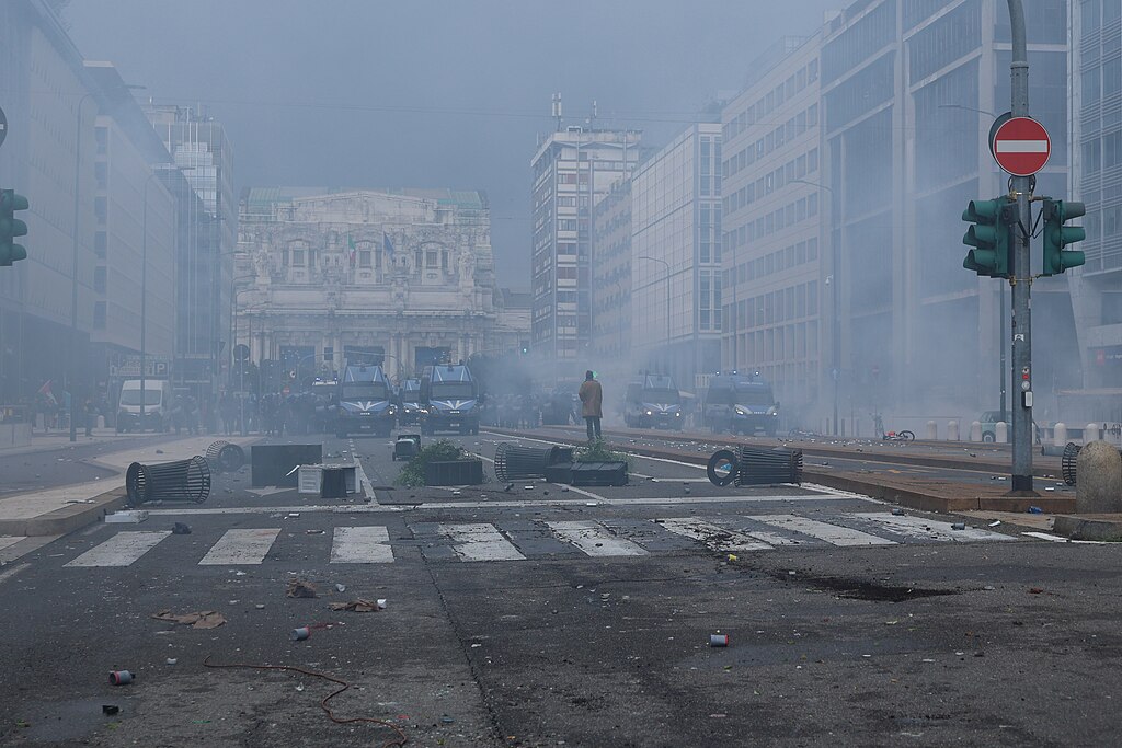 1024px Confrontation on Via Vittor Pisani before police charge 2025