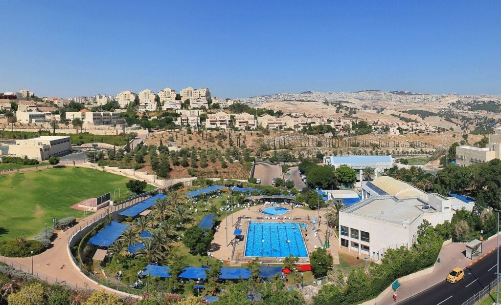 2048px Maale adumim 01