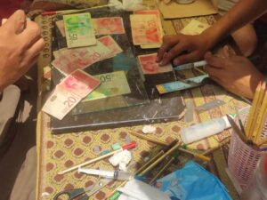 انتشرت مهنة إصلاح الأوراق النقدية التالفة في أسواق القطاع. الصورة: مواقع التواصل