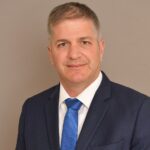 “اتركوا الشاشات وافتحوا كتب التناخ”: وزير التعليم يُفضّل التعليم الديني على الذكاء الاصطناعي