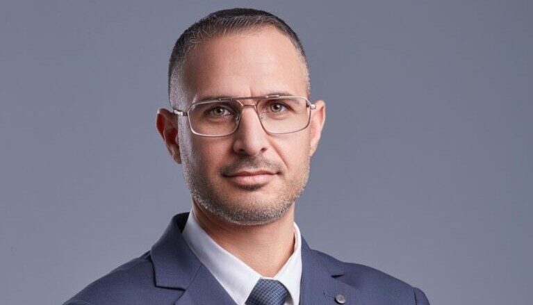 "عندما تعرف كيف تفكر شركات التأمين، تعرف كيف تنتصر عليها"