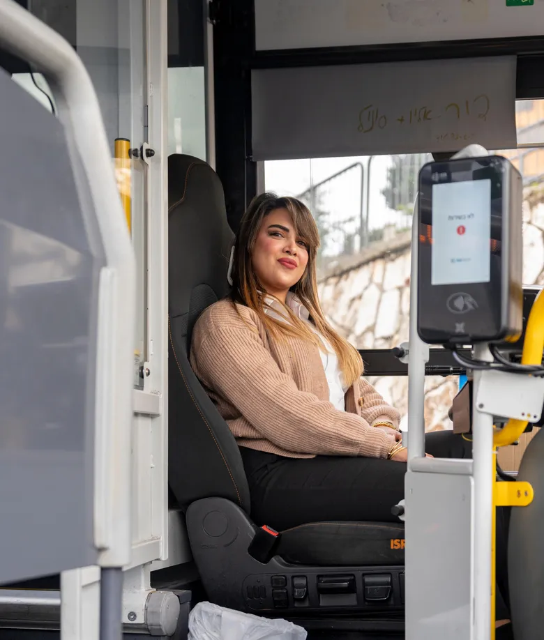 «راتبي الشهري 14 ألف شيكل» | النساء العربيات يقدن، حرفيا، ثورة في مجال سياقة الباصات 4 1 2