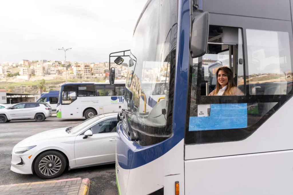 «راتبي الشهري 14 ألف شيكل» | النساء العربيات يقدن، حرفيا، ثورة في مجال سياقة الباصات 7 دانيا إغبارية