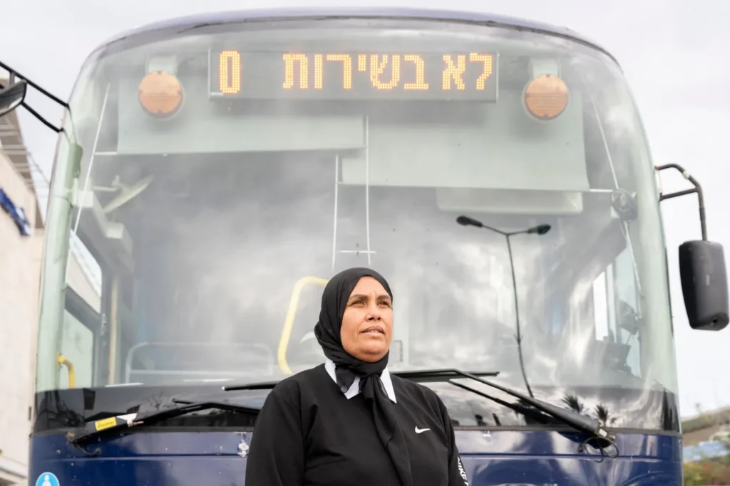 «راتبي الشهري 14 ألف شيكل» | النساء العربيات يقدن، حرفيا، ثورة في مجال سياقة الباصات 6 عديلة شهاب