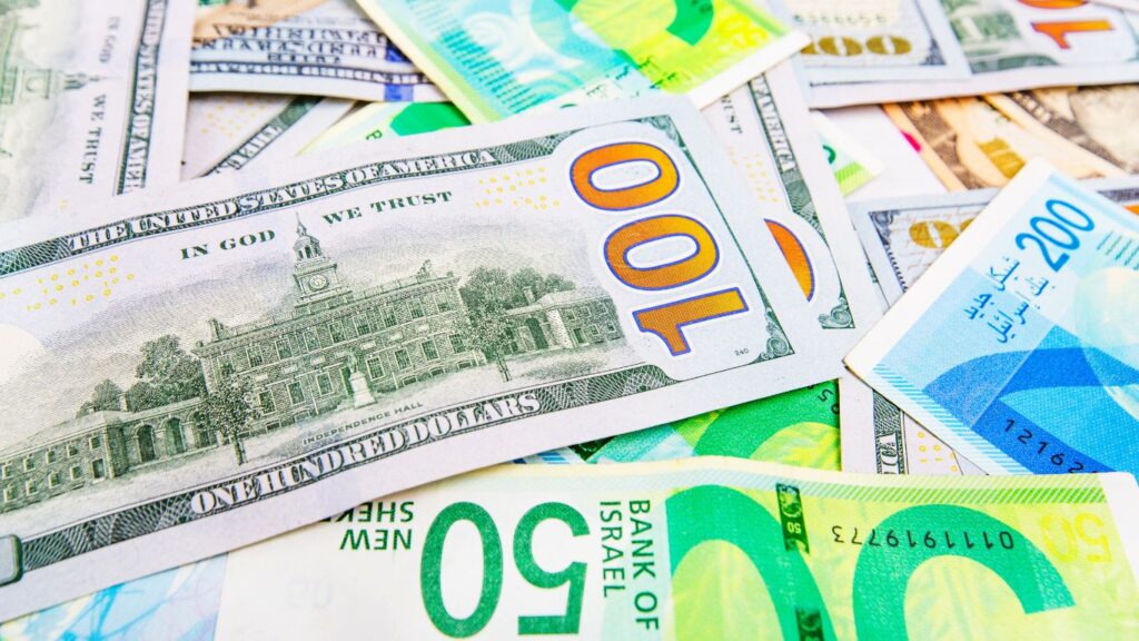 أسباب ارتفاع الشيكل أمام الدولار.. وهل سيتدخّل بنك إسرائيل لكبح قوّته؟ 3 shekel dollar