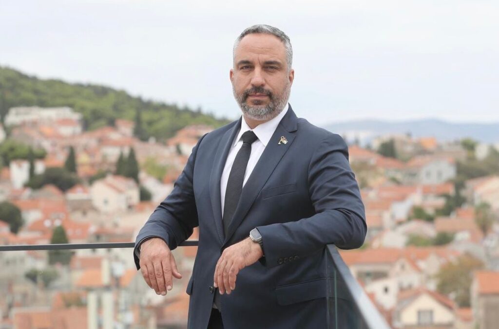 6,000 زائر من عرب الداخل حتّى الآن: أجواء الميلاد تعيد الحياة إلى بيت لحم بعد عامين من الحرب 3 ماهر قنواتي رئيس بلدية بيت لحم