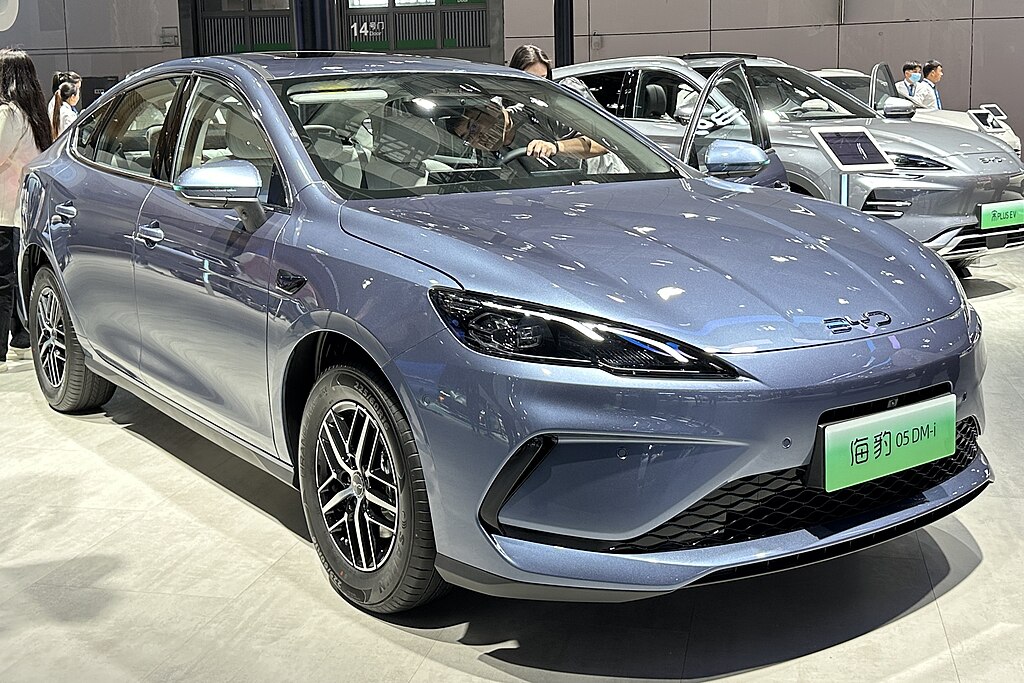 تفكر بشراء سيارة هايبرد قابلة للشحن؟ ربما عليكَ الانتظار 9 1024px BYD Seal 05 DM i cropped
