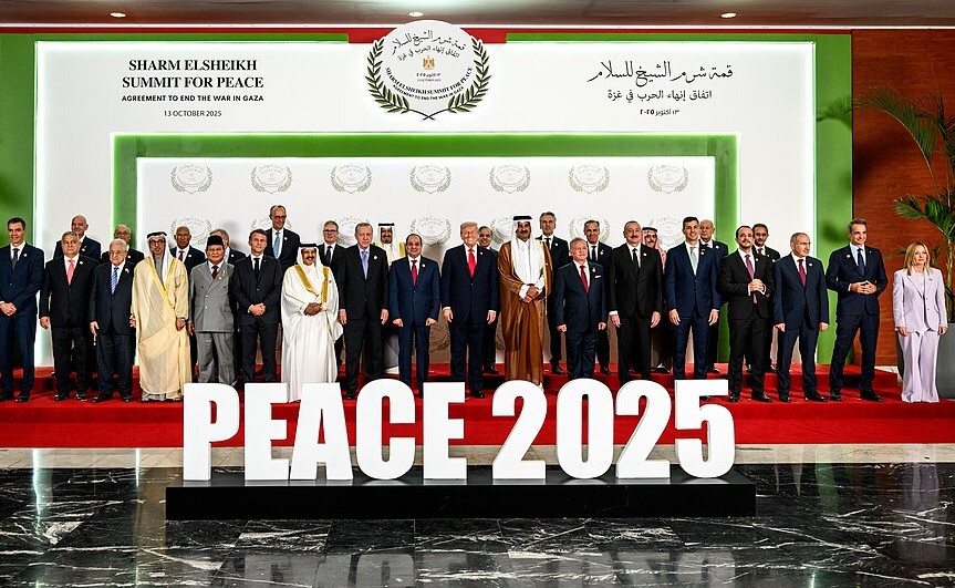 1024px Family photo of the 2025 Sharm El Sheikh Peace Summit Daniel Torok