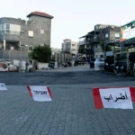 سخنين تضرب احتجاجًا على تقاعس الشرطة في مواجهة الجريمة: “كرامتنا غالية.. ومش رح ندفع خاوة”