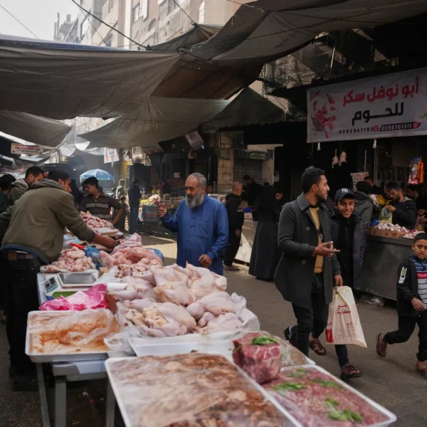 القيود الإسرائيلية المفروضة على إدخال البضائع إلى غزة خلقت سوقًا سوداء، والسكان هم من يدفعون الثمن