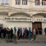 من سماسرة الكاش إلى العملات الرقمية: سكان غزة يكافحون للصمود ماليًا