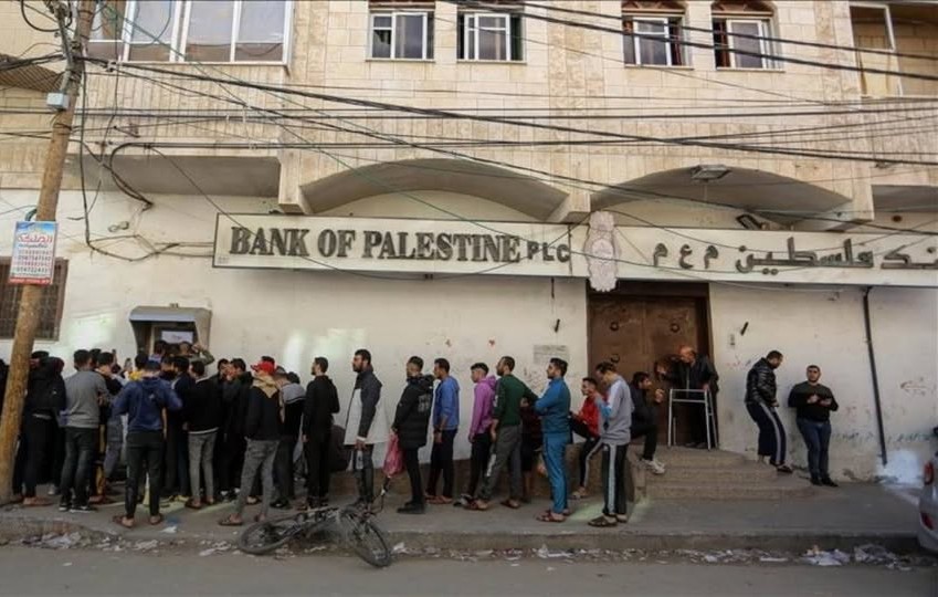 طابور أمام أحد الصرافات الآلية في القطاع، الصورة: صفحة وكالة الأناضول على فيسبوك