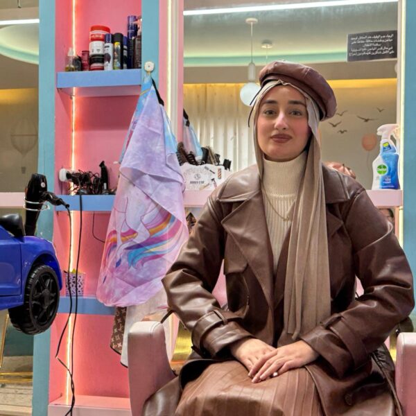 تعرّفوا على عهد الخطيب، حلّاقة أطفال تقص شعرهم على “التريند”