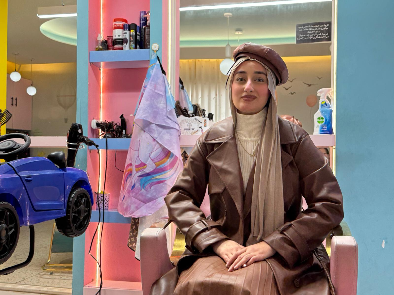 تعرّفوا على عهد الخطيب، حلّاقة أطفال تقص شعرهم على "التريند"