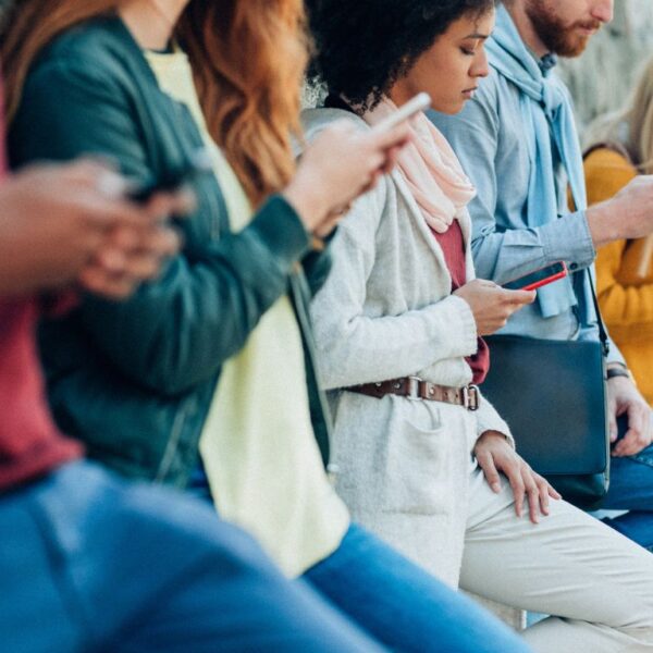 من النيكوتين إلى الـNotification: معركة قانونية ضد عمالقة السوشيال