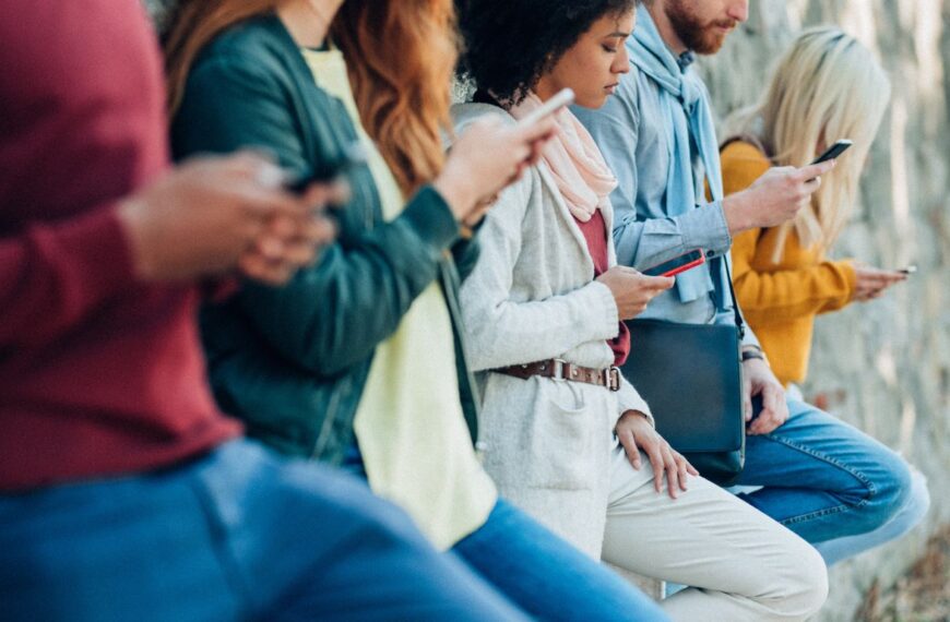 من النيكوتين إلى الـNotification: معركة قانونية ضد عمالقة السوشيال