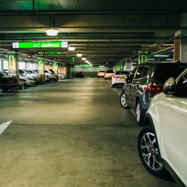 القانون الذي هَدَفَ لتخفيض أسعار مواقف السيارات يرفعها 30%