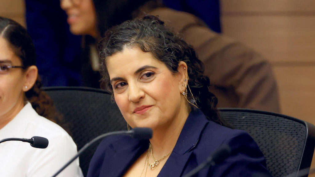 أفيك تنتقد قانون التسويات، والطيبي يستنكر اقتراحًا "عنصريًا" 4 BJXy4UAUZg 454 220 1245 700 0 x large