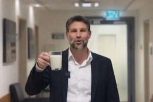 ما هو “إصلاح الحليب” الذي يقوده سموتريتش؟ وهل سيخفض الأسعار؟