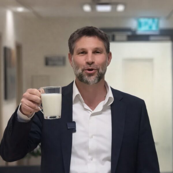 ضربتان على رأس سموتريتش: الضريبة على الأراضي غير المبني عليها و”إصلاح الحليب” خارج قانون التسويات