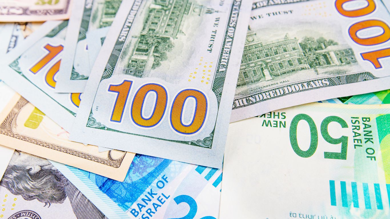 غولدمان ساكس: "الشيكل مبالغ في قوّته، راهنوا ضده واشتروا دولار"!