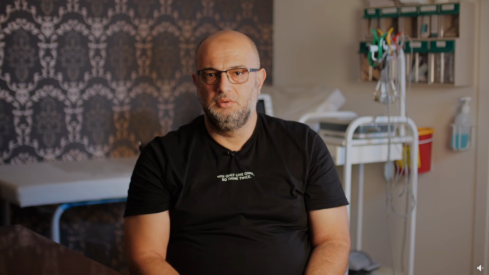 الدكتور عبد سمارة يقاضي إعلامي قناة 14 الذي تسبَّبَ بطرده