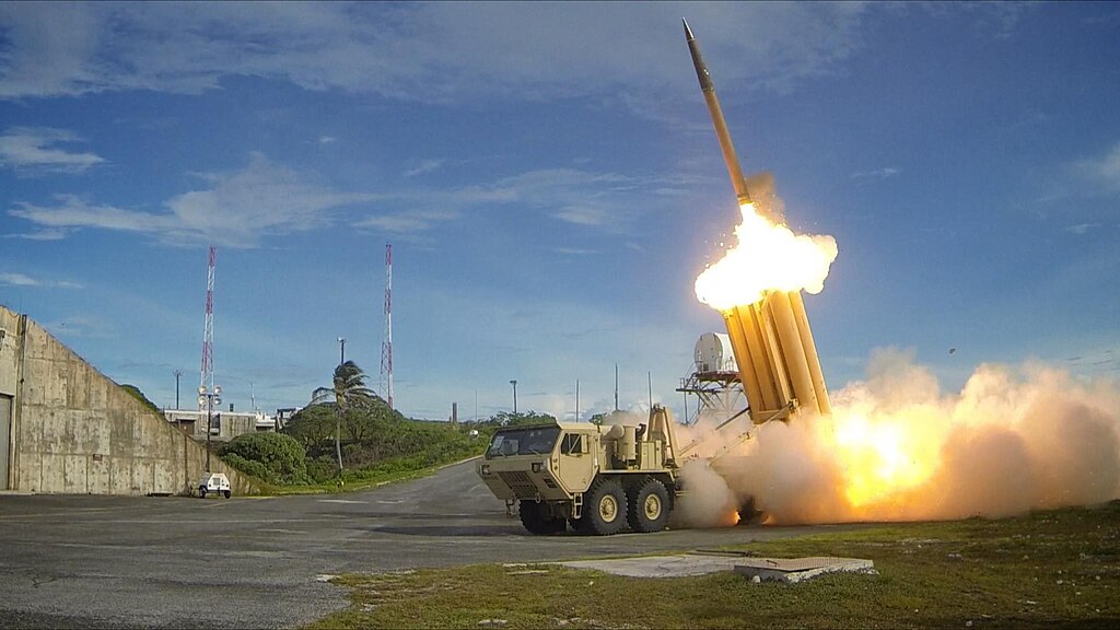 هل تمتلك دول الخليج منظومة دفاع جوي أقوى من إسرائيل؟ 4 1024px The first of two Terminal High Altitude Area Defense THAAD interceptors is launched during a successful intercept test US Army