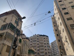 “عندما نسمع صفارات الإنذار، لا نعرف ماذا نفعل. لا يوجد مكان نذهب إليه”