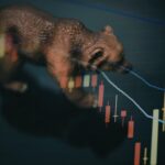 تغطية جارية | توتر جيوسياسي يضغط على الأسواق: تل أبيب تفتتح بحذر والنفط يتقلب