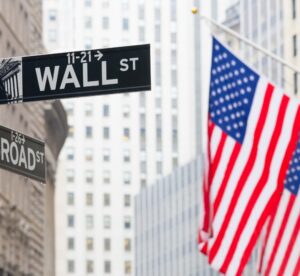 وول ستريت تواصل الارتفاع قبل قرار الفائدة وأسهم الطيران تقفز حتى 5% رغم ارتفاع النفط