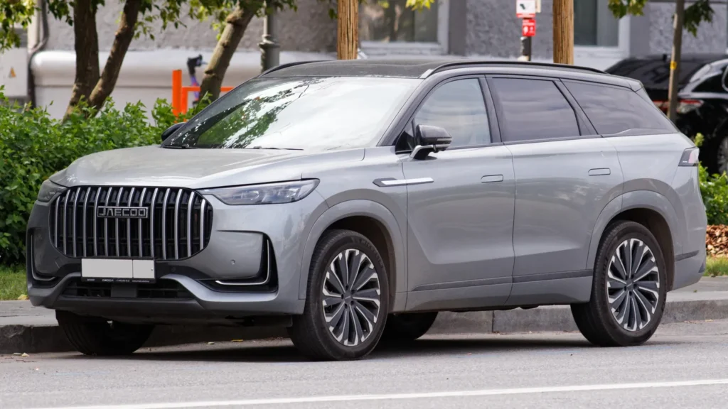 الصينيون يحققون الأرباح ببيع السيارة نفسها، بأسماء مختلفة 9 6