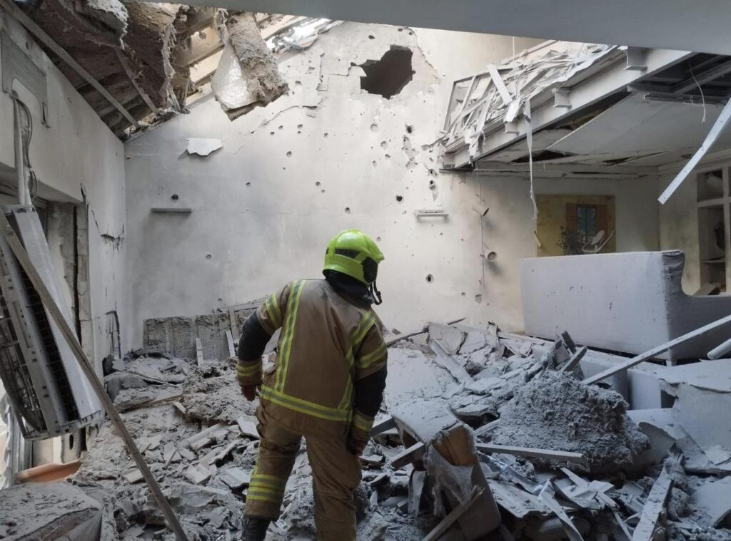 أحد المباني المتضررة جراء الصواريخ الإيرانية، الصورة: صفحة الإطفاء والإنقاذ على فيسبوك