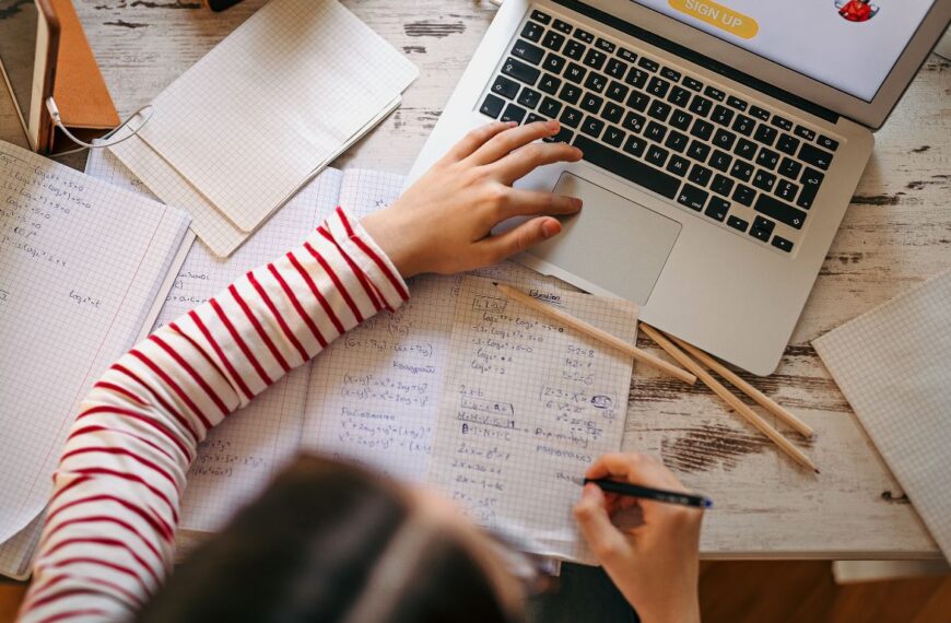 وزارة المالية تطالب بإلغاء التعليم عن بعد فورًا وتعطيل الطلاب