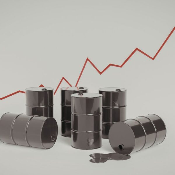 وكالة الطاقة الدولية: العالم يواجه أكبر صدمة بإمدادات النفط بالتاريخ | هل سيصل البرميل إلى 200 دولار كما تُهدِّد إيران؟