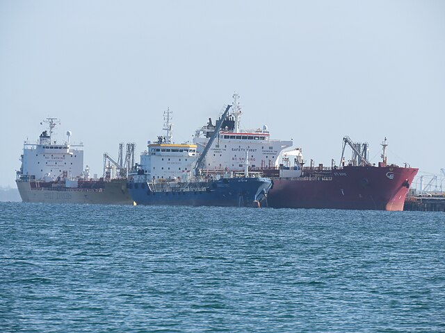 النفط يقفز 9%، وتراجعات في البورصات، وأسعار الذهب ترتفع