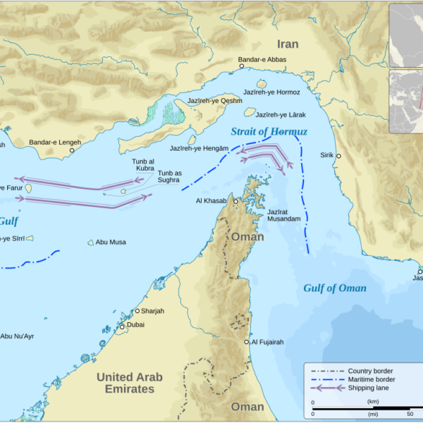 برنت يتجاوز 80 دولار وسط تهديدات بإغلاق هرمز واستهداف منشآت نفطية