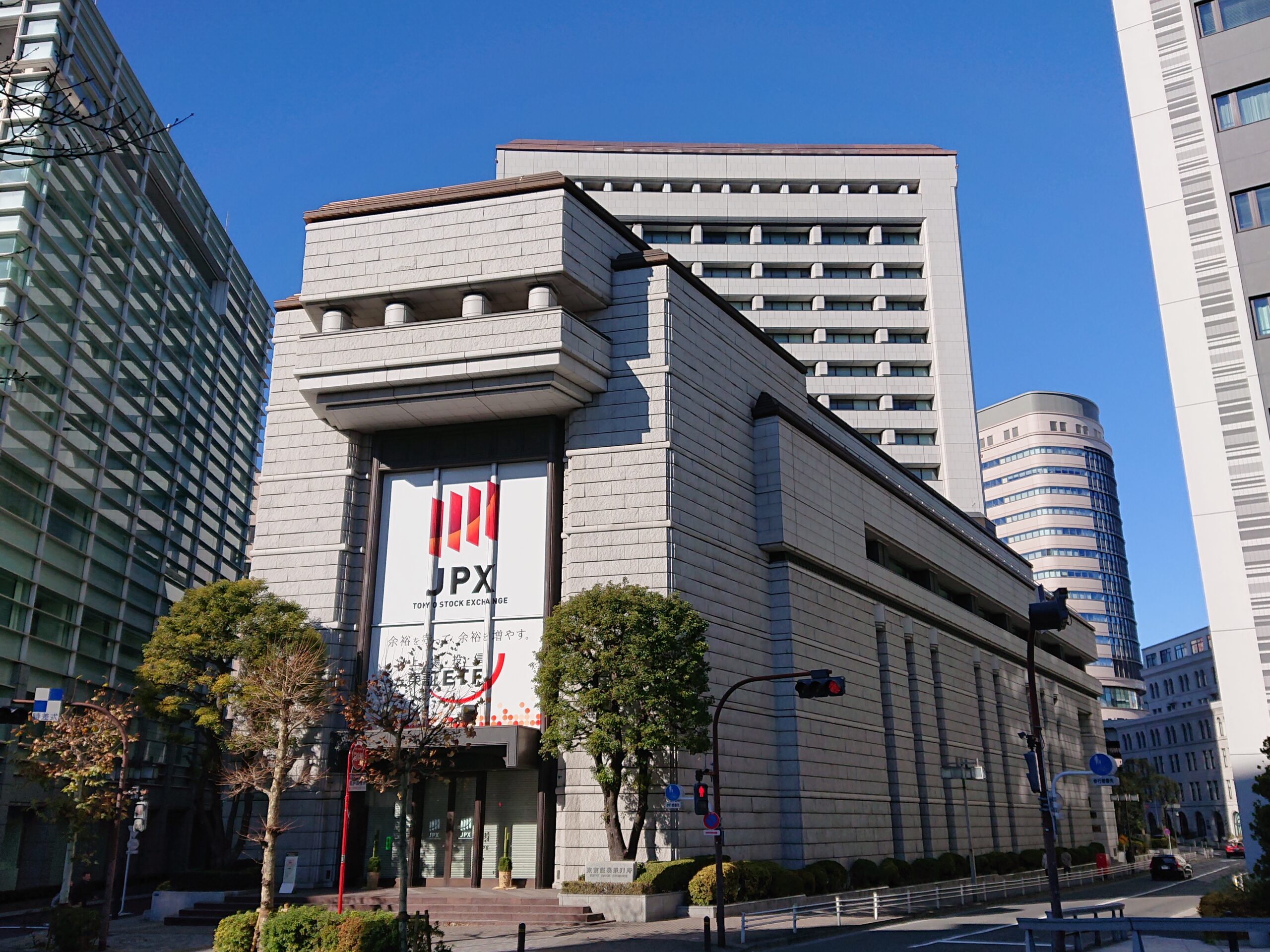 أسواق آسيا تهبط بقوة وطوكيو تتراجع بأكثر من 3% وسط توترات جيوسياسية والنفط إلى 110 دولار