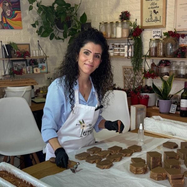 تيريزا تصنع صابوناً من النبيذ… وحتى من حليب الأمهات