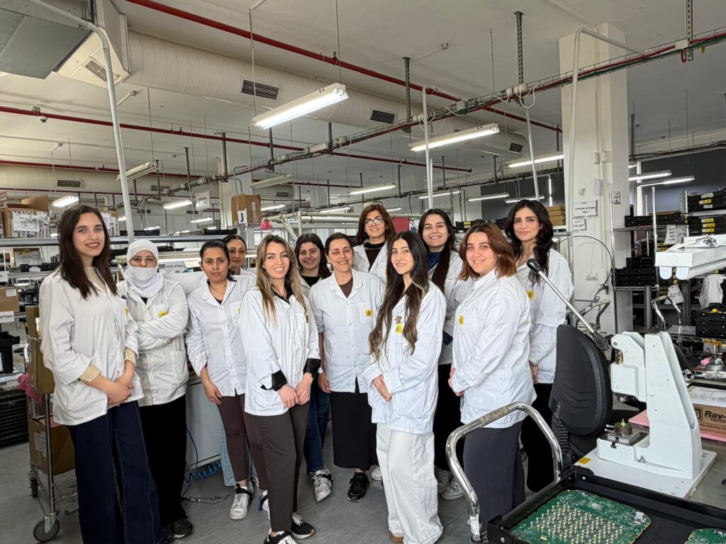 سحر ابو دولة وطاقم العاملات مصنع ماسة يركا تصوير شخصي