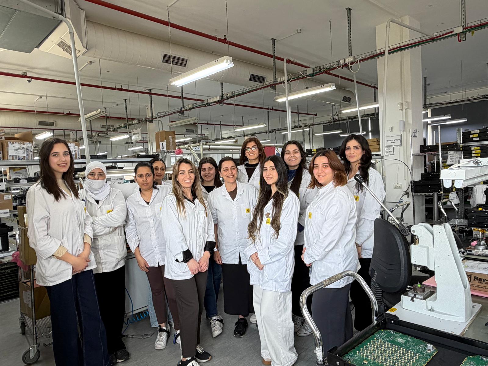 رغم الحرب: النساء العربيات يقفن على خطوط الإنتاج بالمصانع