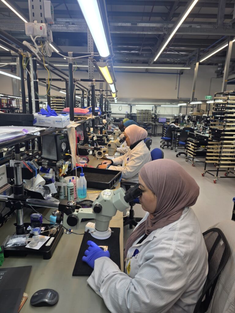 نبال هيب وطاقم العاملات- مصنع سيمطال (تصوير شخصي)