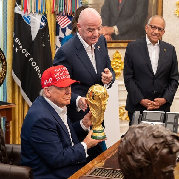 5200$ سينفق كلّ مشجع.. ورياح هرمز تهبّ بما لا تشتهي الفيفا