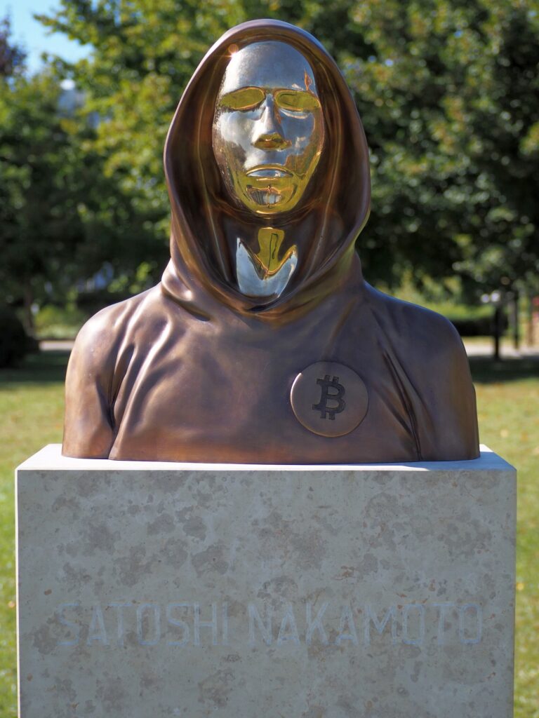 بعد تحقيق استمر عام: هل كُشِفَتْ هوية مخترع بيتكوين؟ 3 1920px Bust of Satoshi Nakamoto in Budapest