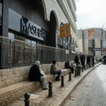 “وين المحطة المركزية؟ إنتِ فيها إسّا” في واحدة من أقدس المدن في العالم يمشي الناس فوق القمامة