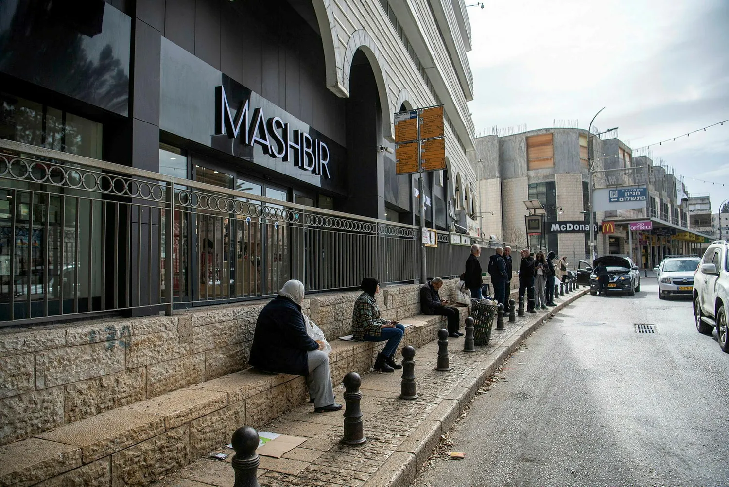 "وين المحطة المركزية؟ إنتِ فيها إسّا" في واحدة من أقدس المدن في العالم يمشي الناس فوق القمامة