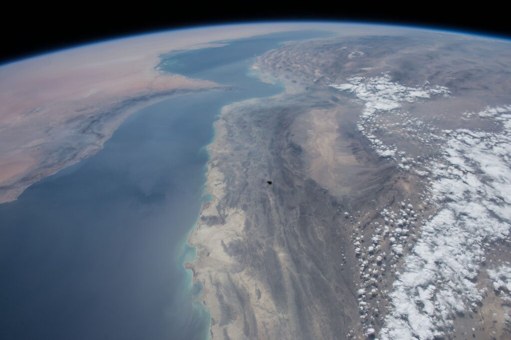 العالم على "حافة مضيق": ترامب يلجأ لسيناريو فنزويلا في هرمز 3 3840px ISS047 E 146174 View of Earth