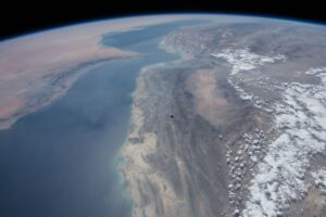 العالم على “حافة مضيق”: ترامب يلجأ لسيناريو فنزويلا في هرمز